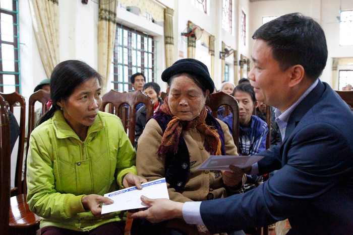 Tổng biên tập Tạp chí điện tử Giáo dục Việt Nam thăm hỏi động viên các gia đình có hoàn cảnh khó khăn. Ảnh: Tùng Dương.