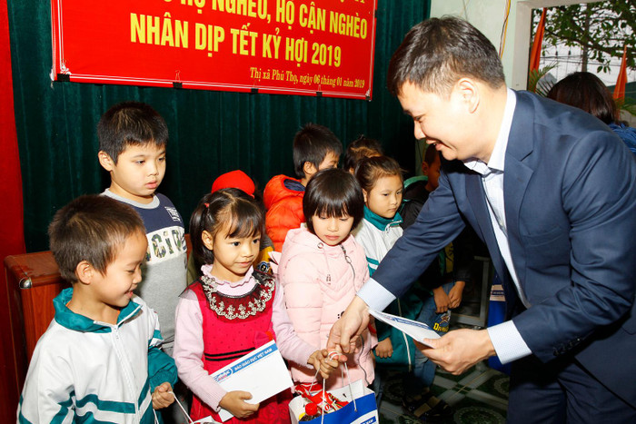 Nhà báo Nguyễn Tiến Bình - Tổng biên tập Tạp chí điện tử Giáo dục Việt Nam trao quà tết cho các cháu học sinh tại Thị xã Phú Thọ nhân dịp Tết cổ truyền. Ảnh: Tùng Dương.