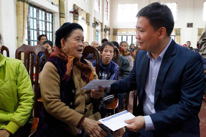 Nhà báo Nguyễn Tiến Bình - Tổng biên tập Tạp chí điện tử Giáo dục Việt Nam thường xuyên thăm hỏi người già, người neo đơn có hoàn cảnh khó khăn. Ảnh: Tùng Dương.