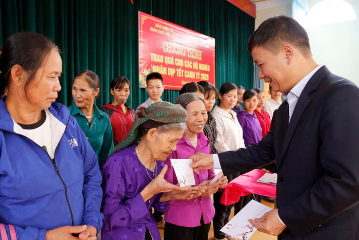 Nhà báo Nguyễn Tiến Bình - Tổng biên tập Tạp chí điện tử Giáo dục Việt Nam trao tặng quà Tết cho một số hộ nghèo tại Huyện Đoan Hùng, tỉnh Phú Thọ nhân dịp Tết Canh Tý 2020. Ảnh: Tùng Dương.