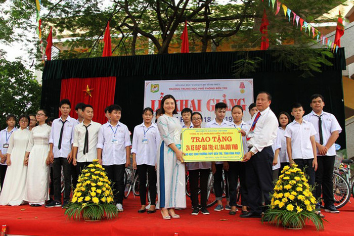 Bà Vũ Hồng Nhung - Trưởng phòng truyền thông Tạp chí điện tử Giáo dục Việt Nam trao tặng 24 chiếc xe đạp cho học sinh nghèo vượt khó tại Trường Trung học phổ thông Bến Tre, tỉnh Vĩnh Phúc. Ảnh: Vũ Phương.