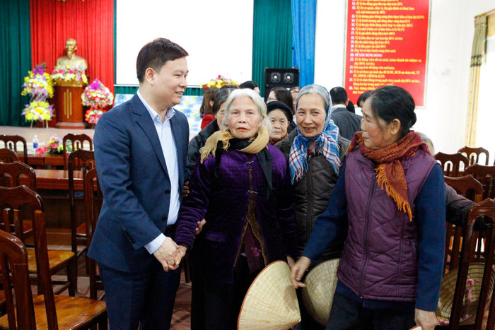 Nhà báo Nguyễn Tiến Bình - Tổng biên tập Tạp chí điện tử Giáo dục Việt Nam luôn quan tâm đến các hộ nghèo, hộ có hoàn cảnh khó khăn tại Thị xã Phú Thọ, tỉnh Phú Thọ. Ảnh: Tùng Dương.