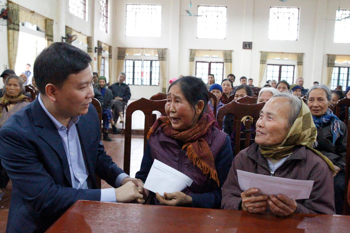 Tổng Biên tập Nguyễn Tiến Bình hỏi người dân có hoàn cảnh khó khăn. Ảnh: Tùng Dương.
