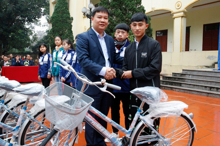 Nhà báo Nguyễn Tiến Bình - Tổng biên tập Tạp chí điện tử Giáo dục Việt Nam trao tặng xe đạp cho các em học sinh có hoàn cảnh khó khăn tại Thị xã Phú Thọ, tỉnh Phú Thọ. Ảnh: Tùng Dương.