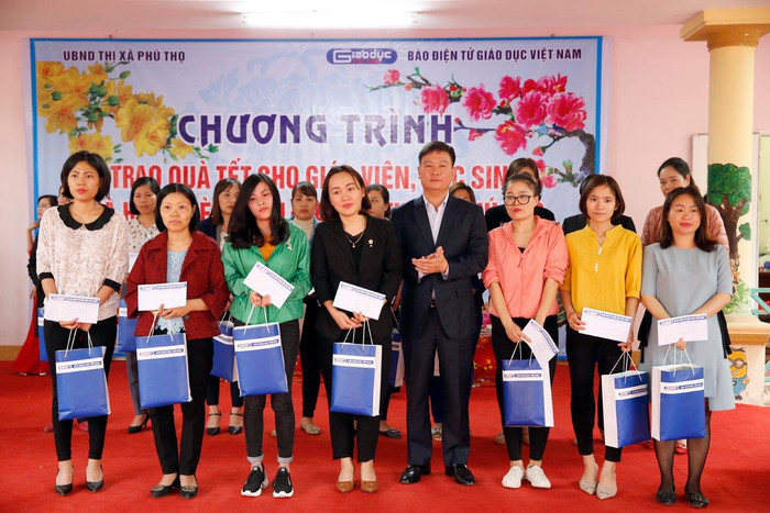 Nhà báo Nguyễn Tiến Bình – Tổng Biên tập Tạp chí điện tử Giáo dục Việt Nam trao quà cho các một số giáo viên đã khắc phục hoàn cảnh, nỗ lực hoàn thành nhiệm vụ. Ảnh: Tùng Dương.