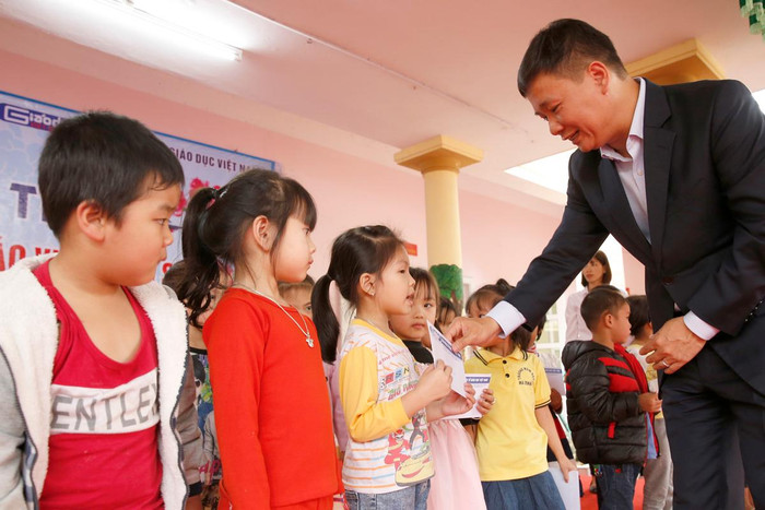 Nhà báo Nguyễn Tiến Bình – Tổng Biên tập Tạp chí điện tử Giáo dục Việt Nam trao quà cho các cháu học sinh nhân dịp Tết cổ truyền 2020 tại thị xã Phú Thọ. Ảnh: Tùng Dương.