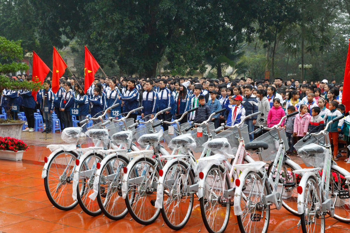 Trong những năm qua, Tạp chí điện tử Giáo dục Việt Nam đã trao tặng hàng trăm chiếc xe đạp cho các em học sinh có hoàn cảnh khó khăn tại tỉnh Vĩnh phúc, Phú Thọ. Ảnh: Tùng Dương.