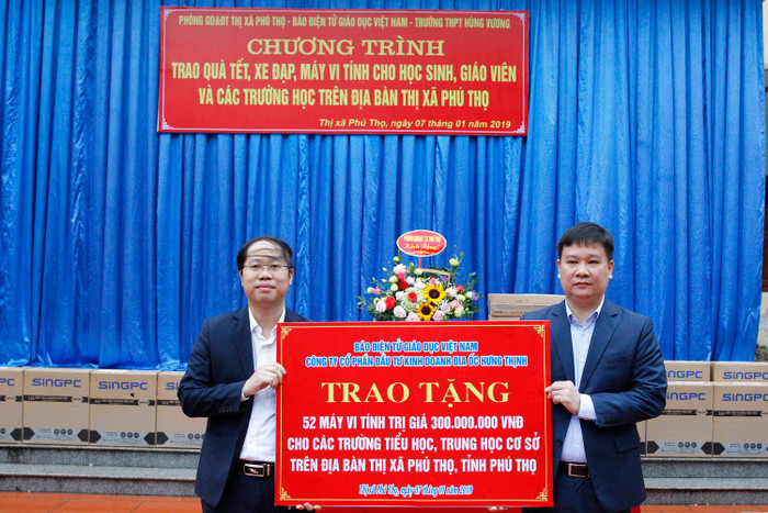 Nhà báo Nguyễn Tiến Bình - Tổng biên tập Tạp chí điện tử Giáo dục Việt Nam (bên phải) trao tặng 52 bộ máy tính cho một số trường học tại Thị xã Phú Thọ, tỉnh Phú Thọ. Ảnh: Tùng Dương.