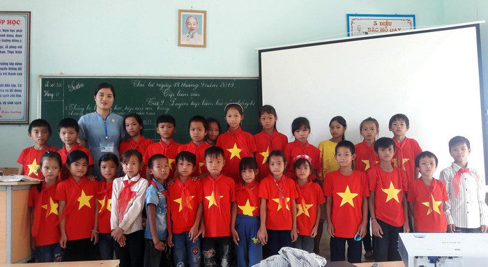 Cô Nguyễn Thị Thanh và các em học sinhTrường phổ thông Dân tộc bán trú Tiểu học xã Mường Khoa, huyện Tân Uyên, tỉnh Lai Châu. Ảnh: Nhân vật cung cấp.