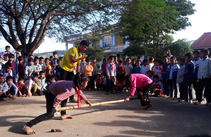Các em học sinhTrường phổ thông Dân tộc bán trú Tiểu học xã Mường Khoa, huyện Tân Uyên, tỉnh Lai Châu trong giờ ngoại khóa. Ảnh: Nhân vật cung cấp.