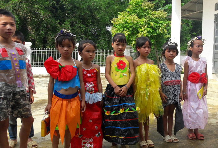 Nếu so sánh với học sinh ở vùng thuận lợi thì các em ở đây nhút nhát, nhận thức có phần hạn chế nên việc truyền dạy kiến thức khá vất vả, nhất là với môn Tiếng Việt. Ảnh: Nhân vật cung cấp.