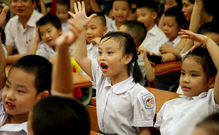 Nếu được trả thù lao tương xứng, giáo viên không phải lo lắng đi tìm thêm công việc phụ nào khác ngoài nhà trường, lúc này họ sẽ toàn tâm toàn ý sự cống hiến và học sinh sẽ được thụ hưởng nhiều nhất. Ảnh: T.D. Nếu được trả thù lao tương xứng, giáo viên không phải lo lắng đi tìm thêm công việc phụ nào khác ngoài nhà trường, lúc này họ sẽ toàn tâm toàn ý sự cống hiến và học sinh sẽ được thụ hưởng nhiều nhất. Ảnh: T.D.