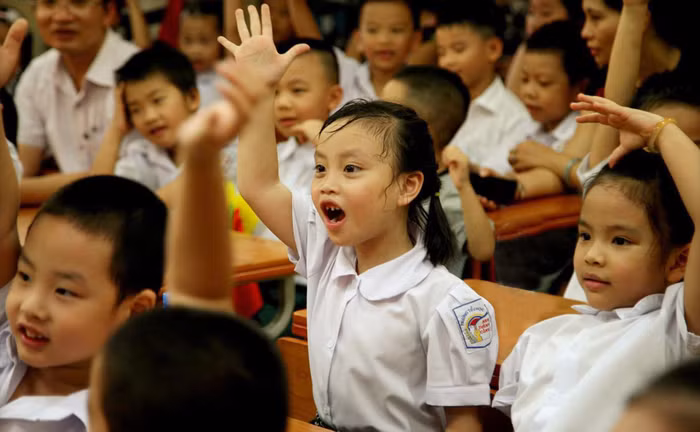 Nếu được trả thù lao tương xứng, giáo viên không phải lo lắng đi tìm thêm công việc phụ nào khác ngoài nhà trường, lúc này họ sẽ toàn tâm toàn ý sự cống hiến và học sinh sẽ được thụ hưởng nhiều nhất. Ảnh: T.D.