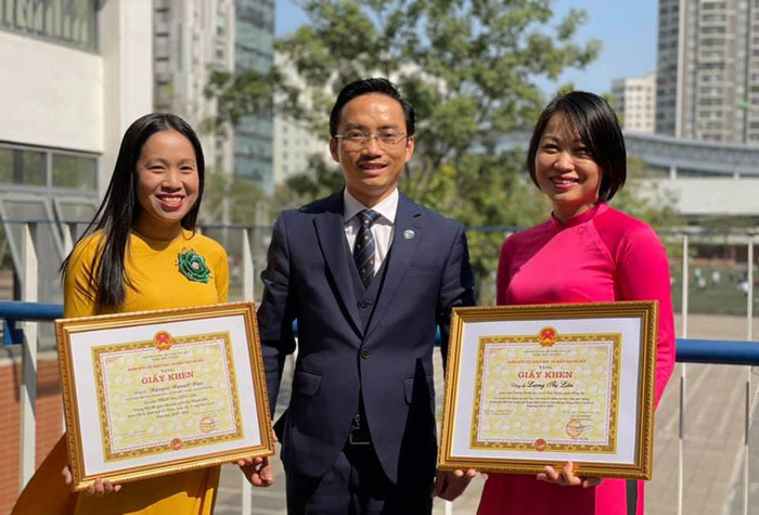 Nhà giáo Nguyễn Cao Cường - Hiệu trưởng Trường Trung học cơ sở Thái Thịnh, quận Đống Đa, Hà Nội (người đứng giữa) và cô Lương Thị Liên - giáo viên Tổ Toán (người bên phải), cô Nguyễn Nguyệt Ngư - Tổ trưởng Tổ Ngoại ngữ (người bên trái). Ảnh: Nhân vật cung cấp. Nhà giáo Nguyễn Cao Cường - Hiệu trưởng Trường Trung học cơ sở Thái Thịnh, quận Đống Đa, Hà Nội (người đứng giữa) và cô Lương Thị Liên - giáo viên Tổ Toán (người bên phải), cô Nguyễn Nguyệt Ngư - Tổ trưởng Tổ Ngoại ngữ (người bên trái). Ảnh: Nhân vật cung cấp.