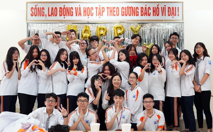 Cô Nguyễn Thị Kim Dung: &quot;Mỗi bài thi phải làm trong 60 phút đồng hồ với khoảng 40 câu hỏi, nếu như nắm được cấu trúc đề, chia ra mỗi câu chỉ có 1,5 phút để làm bài, vậy nên các em không sa đà quá vào một câu, nếu không sẽ không đủ thời gian để làm hết các câu hỏi&quot;. Ảnh: Cô Dung cung cấp.