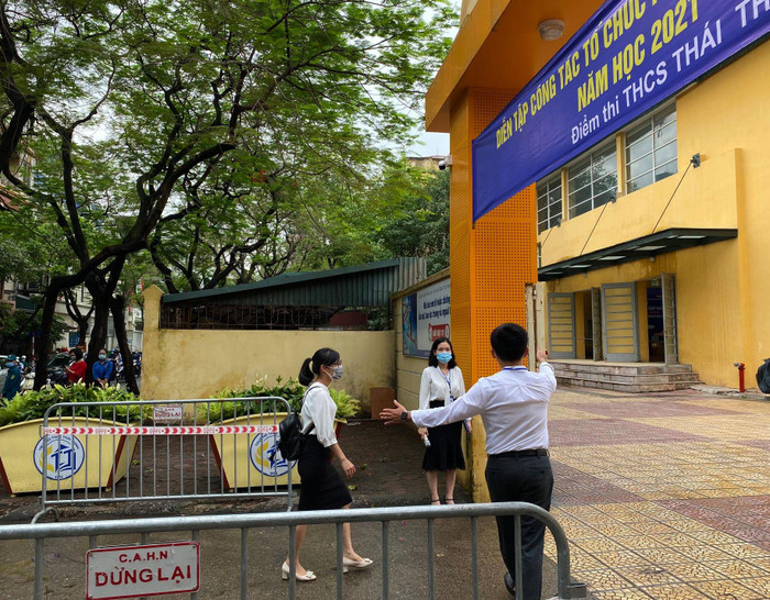 Các thí sinh đến tham dự kỳ thi đều được hướng dẫn phân luồng và khám sàng lọc. Ảnh: T.D.