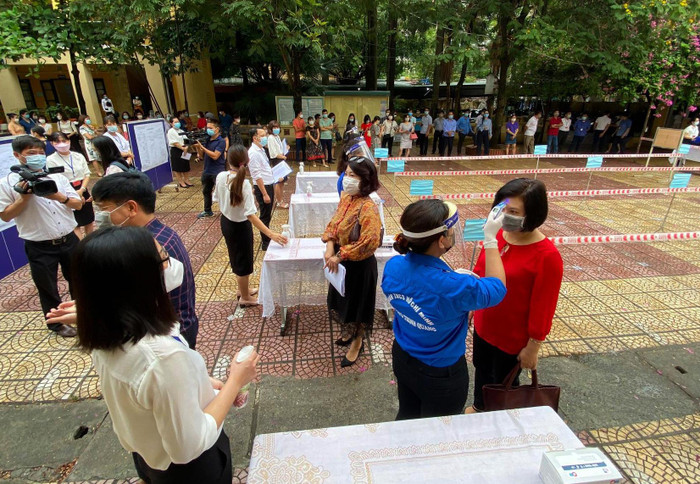 Tất cả các thí sinh đến dự thi đều được cán bộ Y tế đo kiểm tra thân nhiệt. Ảnh: T.D.
