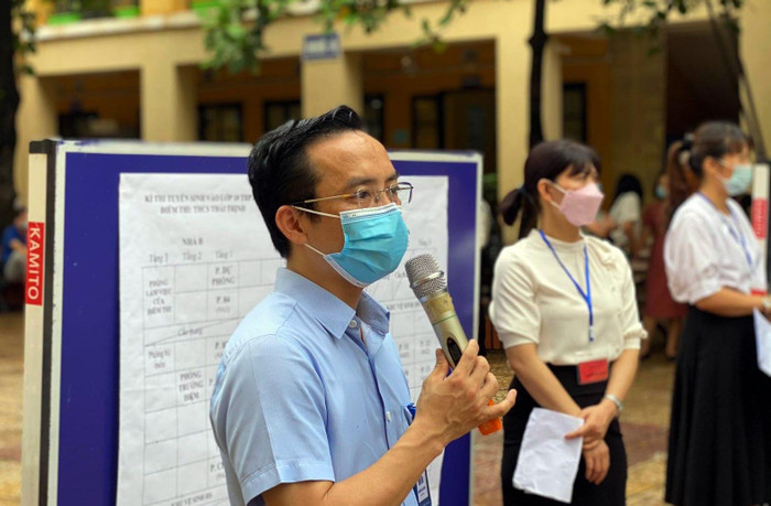 Nhà giáo Nguyễn Cao Cường - Hiệu trưởng Trường Trung học cơ sở Thái Thịnh trực tiếp chỉ đạo buổi diễn tập. Ảnh: T.D.