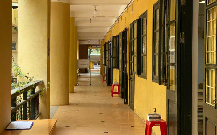 Tất cả các dụng cụ khử khuẩn, khẩu trang Y tế được chuẩn bị đầy đủ tại các cửa phòng thi. Ảnh: T.D.