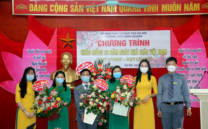 Các ban ngành đoàn thể tặng hoa chúc mừng Ban giám hiệu Trường Trung học phổ thông Minh Quang nhân ngày Nhà giáo Việt Nam. Ảnh: NVCC. Các ban ngành đoàn thể tặng hoa chúc mừng Ban giám hiệu Trường Trung học phổ thông Minh Quang nhân ngày Nhà giáo Việt Nam. Ảnh: NVCC.