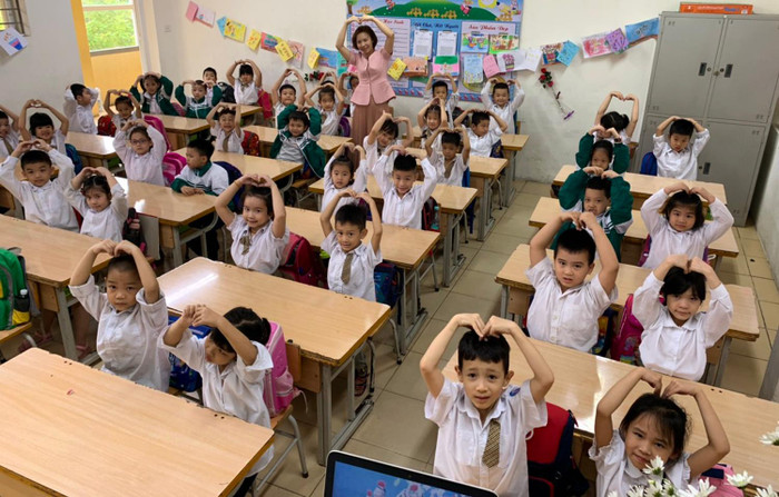 Cô Nguyễn Phương Thảo và các em học sinh Trường tiểu học Vĩnh Hưng (quận Hoàng Mai, Hà Nội). Ảnh: NVCC. Cô Nguyễn Phương Thảo và các em học sinh Trường tiểu học Vĩnh Hưng (quận Hoàng Mai, Hà Nội). Ảnh: NVCC.