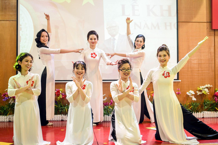 Tiết mục múa tại hội thi của các giáo viên Trường Nguyễn Bỉnh Khiêm - Cầu Giấy, Hà Nội. Ảnh: Trường NBK.