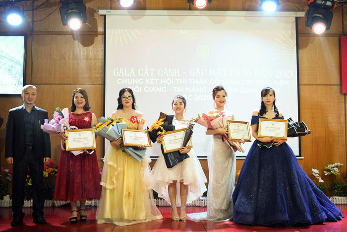 Chung khảo Hội thi Giáo viên Trường Nguyễn Bỉnh Khiêm Giỏi giang - Tài năng - Duyên dáng với rất nhiều giải thưởng. Ảnh: Trường NBK.