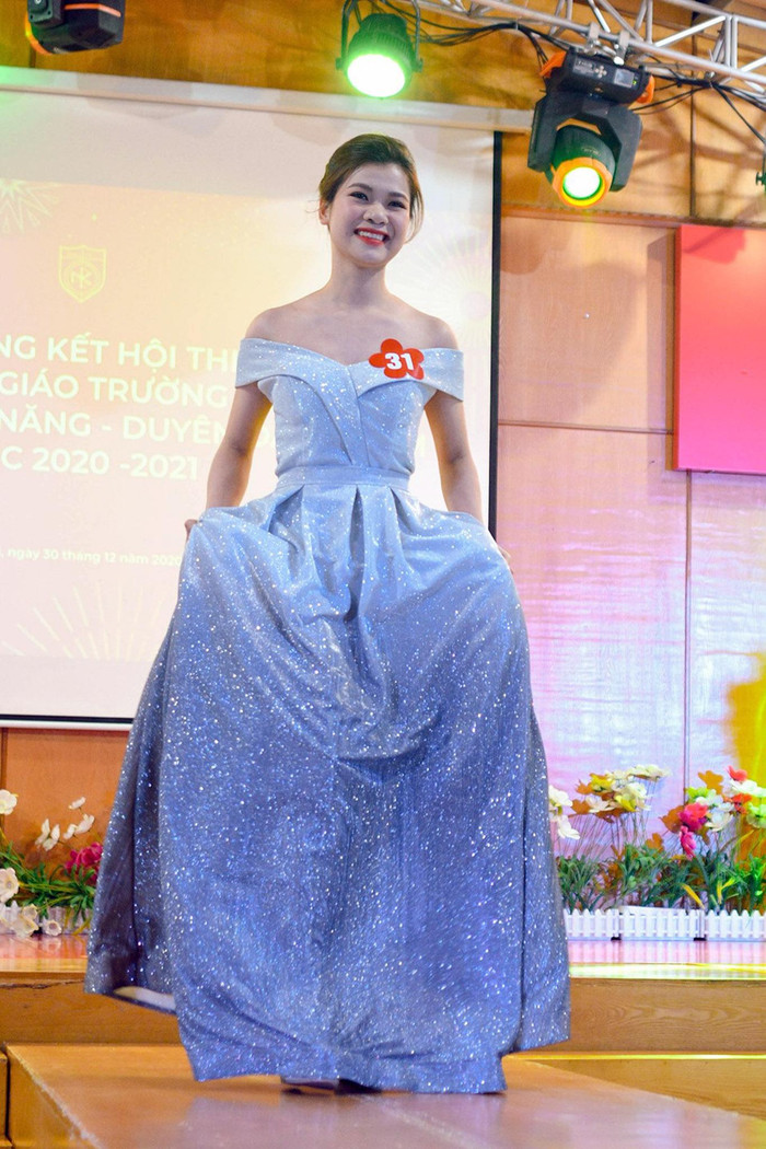 Trang phục tự chọn của giáo viên Trường Nguyễn Bỉnh Khiêm - Cầu Giấy, Hà Nội. Ảnh: Trường NBK.