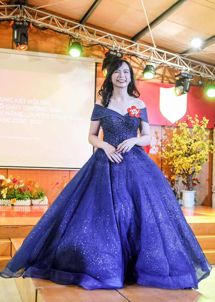 Các giáo viên Trường Nguyễn Bỉnh Khiêm - Cầu Giấy, Hà Nội tự tin trong phần thi trang phục. Ảnh: Trường NBK.