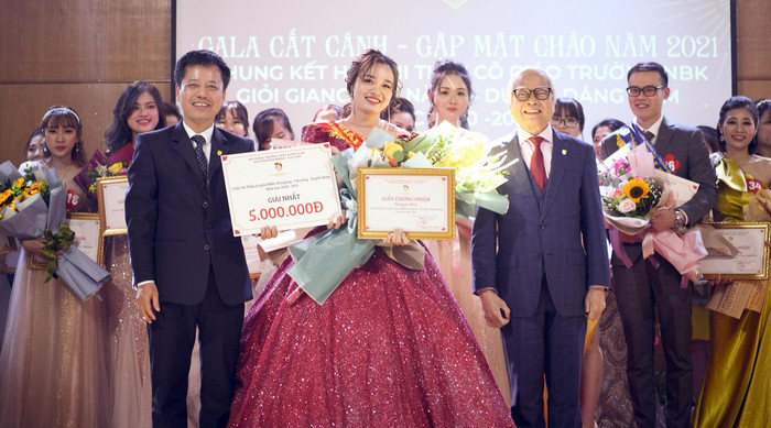 Giải Nhất: Cô Đào Thị Thu Trang - Bộ môn Lịch sử. Ảnh: Trường NBK.