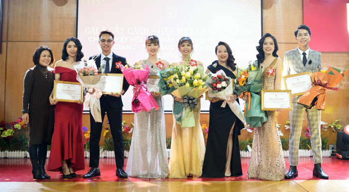 Rất nhiều giải thưởng được trao cho các giáo viên tại cuộc thi. Ảnh: Trường NBK.