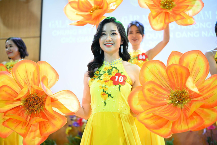 Tiết mục thi tài năng của giáo viên Trường Nguyễn Bỉnh Khiêm - Cầu Giấy, Hà Nội. Ảnh: Trường NBK.