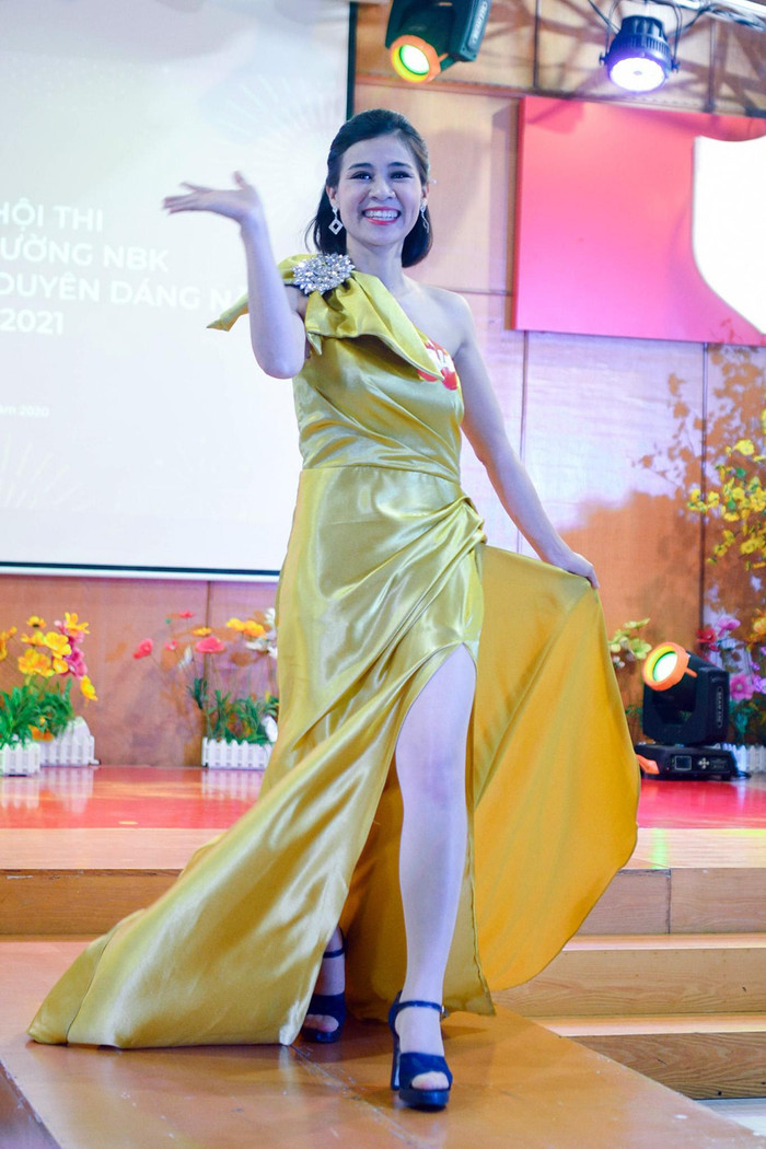 Phần thi trang phục của giáo viên Nguyễn Bỉnh Khiêm - Cầu Giấy, Hà Nội. Ảnh: Trường NBK.