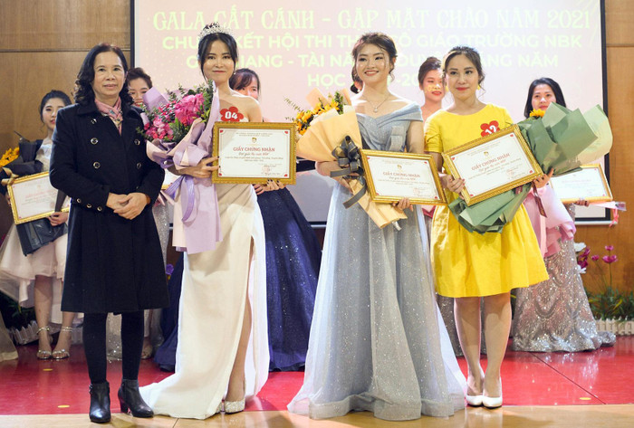 Những giáo viên trẻ tài năng, duyên dáng của Trường Nguyễn Bỉnh Khiêm, Cầu Giấy, Hà Nội. Ảnh: Trường NBK.