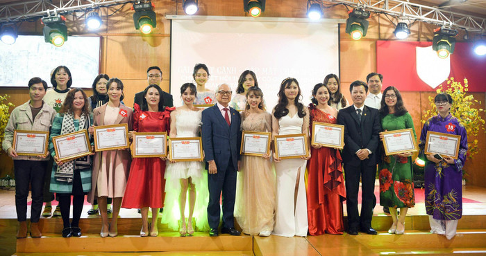Tiến sĩ Nguyễn Văn Hòa (người đứng giữa ảnh) - Chủ tịch Hội đồng quản trị Trường Nguyễn Bỉnh Khiêm, Cầu Giấy, Hà Nội và các giáo viên đạt giải. Ảnh: Trường NBK.