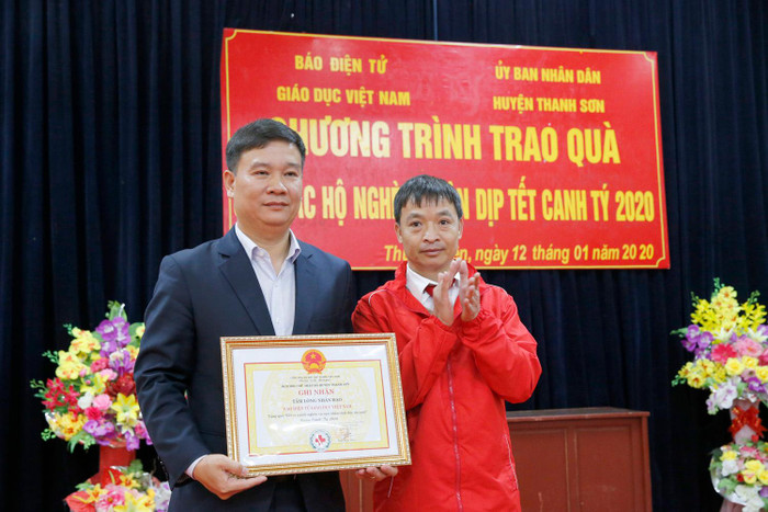 Huyện Thanh Sơn, tỉnh Phú Thọ trao tặng Nhà báo Nguyễn Tiến Bình – Tổng Biên tập Tạp chí điện tử Giáo dục Việt Nam ghi nhận tấm lòng nhân đạo vì có rất nhiều đóng góp quan trọng vào công tác thiện nguyện tại địa phương. Ảnh: Tùng Dương.