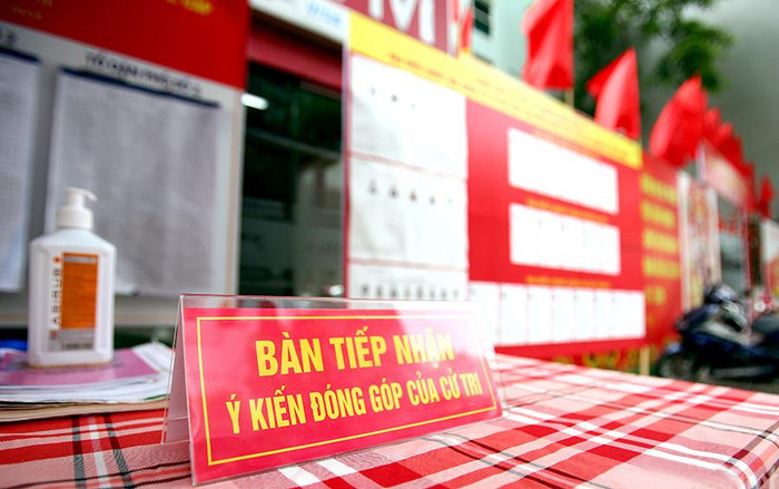 Công tác tiếp nhận mọi đóng góp của cử tri tại khu vực bỏ phiếu số 1 phường phố Huế, quận Hai Bà Trưng luôn sẵng sàng. Ảnh: T.D.