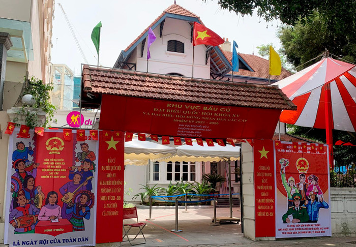 Một điểm bỏ phiếu bầu cử trên phố Trần Hưng Đạo đã sẵn sàng. Ảnh: T.D.