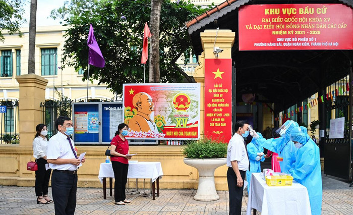 Sáng 20/5, quận Hoàn Kiếm đã tổ chức diễn tập phương án phòng, chống dịch Covid-19 phục vụ bầu cử đại biểu Quốc hội khóa XV và Hội đồng nhân dân các cấp nhiệm kỳ 2021-2026. Ảnh: G.H.