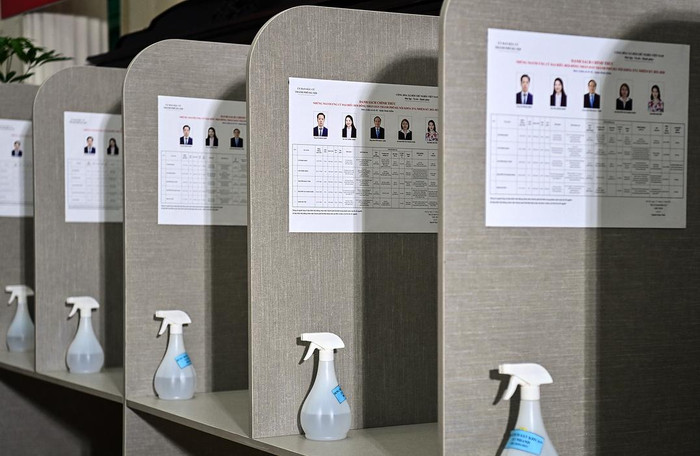 Công tác khử khuẩn, phòng chống dịch Covid - 19 được chuẩn bị chu đáo tại các địa điểm bỏ phiếu trên địa bàn Hà Nội. Ảnh: T.D.