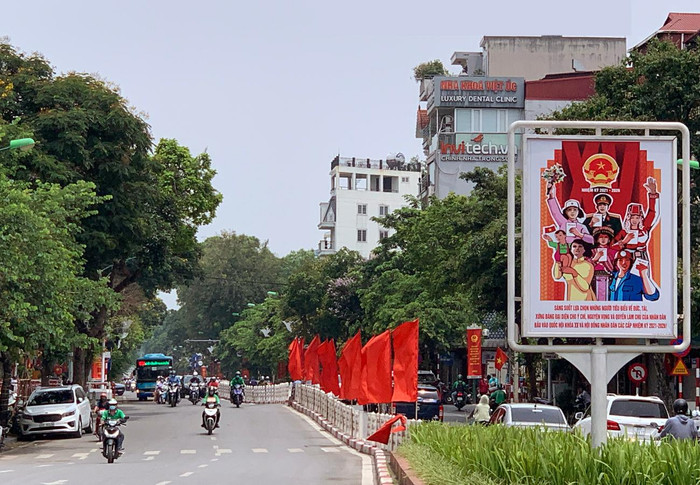 Ngã tư phố Cửa Nam được trang trí bằng những hàng cờ đỏ và pano rực rỡ. Ảnh: T.D.
