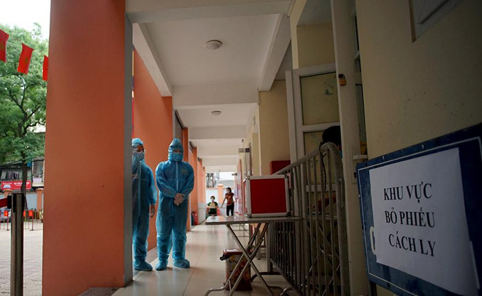 Khu vực bỏ phiếu dành cho những cử tri bị cách ly bởi dịch bệnh cũng đã được chuẩn bị chu đáo. Ảnh: T.D.