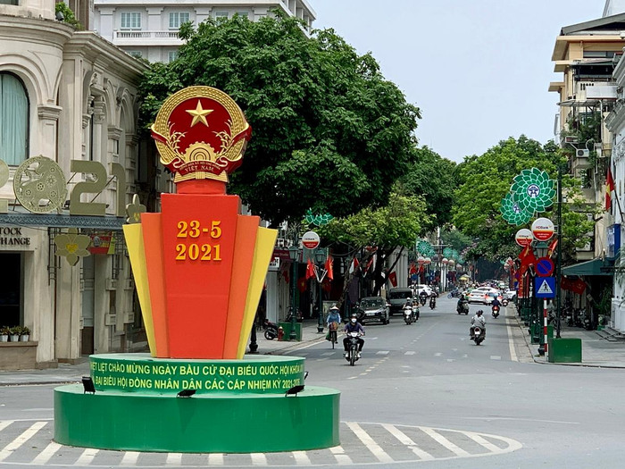 Cụm biểu tượng tuyên truyền ngày bầu cử Quốc hội khóa XV trước cửa nhà Hát lớn, Hà Nội. Ảnh: T.D.