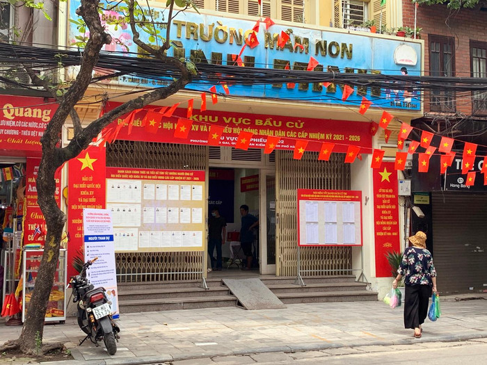 Công việc chuẩn bị cho ngày bầu cử tại các điểm bỏ phiếu trên địa bàn Hà Nội đã được chuẩn bị hoàn tất, chu đáo. Ảnh: T.D.