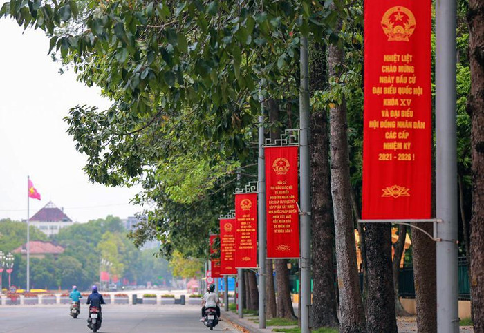 Trên khắp các đường phố Hà Nội trong những ngày này, ở đâu cũng thấy những pano, biểu ngữ tuyên truyền cho ngày bầu cử Quốc hội khóa XV. Ảnh: T.D.