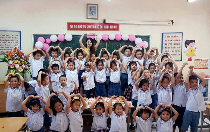 Theo cô Thủy: "Tôi nhận thấy nếu như mình chịu khó tìm hiểu, thấu hiểu, coi trọng học sinh, cho các em một cơ hội để thấy mình có ích trong lớp, các con sẽ khẳng định mình, và đó cũng là cách giáo dục hiệu quả nhất". Ảnh: NVCC. Theo cô Thủy: "Tôi nhận thấy nếu như mình chịu khó tìm hiểu, thấu hiểu, coi trọng học sinh, cho các em một cơ hội để thấy mình có ích trong lớp, các con sẽ khẳng định mình, và đó cũng là cách giáo dục hiệu quả nhất". Ảnh: NVCC.