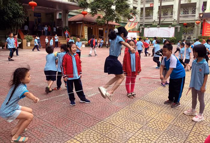 Cô Vân Khánh nói rằng, tình yêu thương, trách nhiệm và tấm lòng của người mẹ, sự chân thành và niềm tin sẽ giúp mọi đứa trẻ trưởng thành. Ảnh minh họa học sinh Trường Nguyễn Bỉnh Khiêm: Tùng Dương.