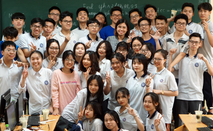 Cô Phan Thị May và các em học sinh Trường Trung học phổ thông Yên Hòa, Hà Nội. Ảnh: NVCC.