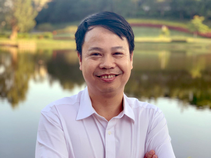 Thầy Khuất Duy Dũng - Tổ trưởng Tổ Lịch sử thư viện Trường Trung học phổ thông chuyên Hà Nội - Amsterdam. Ảnh: NVCC. Thầy Khuất Duy Dũng - Tổ trưởng Tổ Lịch sử thư viện Trường Trung học phổ thông chuyên Hà Nội - Amsterdam. Ảnh: NVCC.