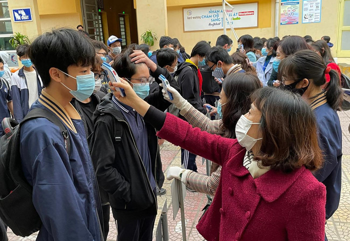 Để chuẩn bị đón học sinh trở lại trường ngày 2/3, ban giám hiệu Trường Trung học cơ sở Thái Thịnh, quận Đống Đa, Hà Nội đã cho vệ sinh, khử khuẩn các phòng học, lau bàn ghế bằng dung dịch sát khuẩn để đảm bảo an toàn. Ảnh: Nhà trường cung cấp.